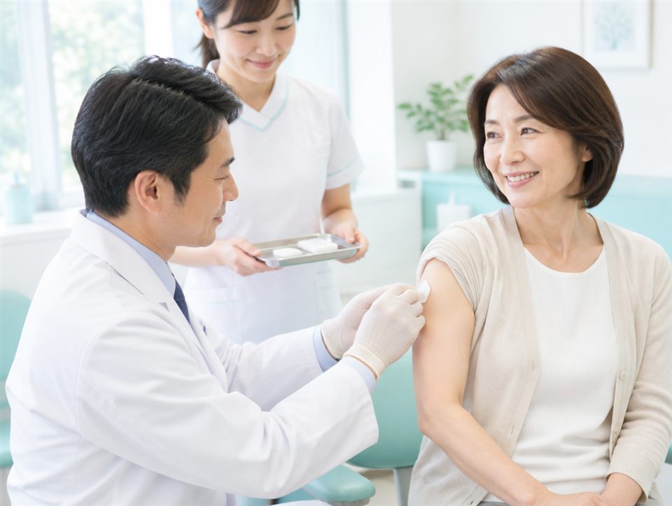 医師が腕に予防接種を行う様子